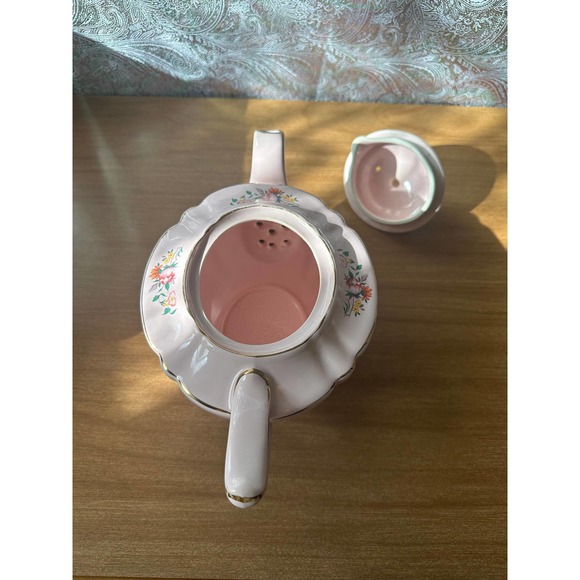 Vintage pink Sadler teapot with bouquets of flowers - Picture 5 of 10